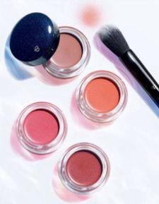 腮红膏吃瓜色,打造夏日清新妆容