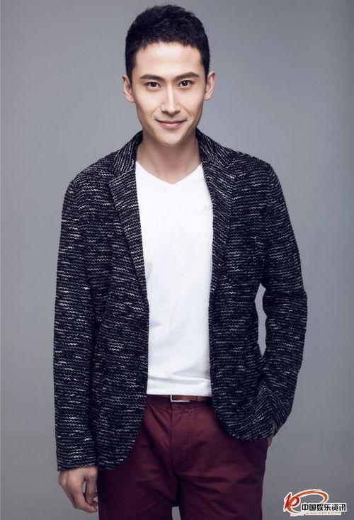 男明星帅气灿烂笑容,男明星灿烂笑容，点亮舞台魅力瞬间