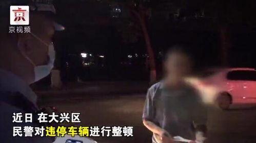 路过的围观吃瓜群众,街头奇闻引发全民吃瓜热潮