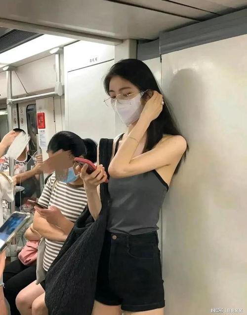 女人吃瓜事件图片,女人吃瓜事件，揭秘背后真相与争议