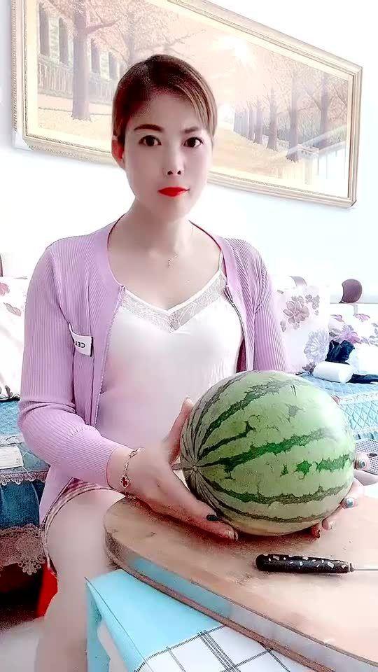 吃瓜解暑排练辛苦,辛勤排练展风采