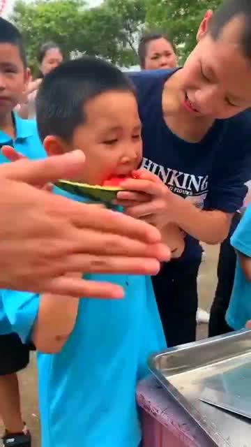 小姑娘吃瓜照片,捕捉夏日清新少女瞬间