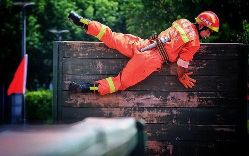 蓝朋友拔河吃瓜大赛,拔河吃瓜大赛欢乐上演